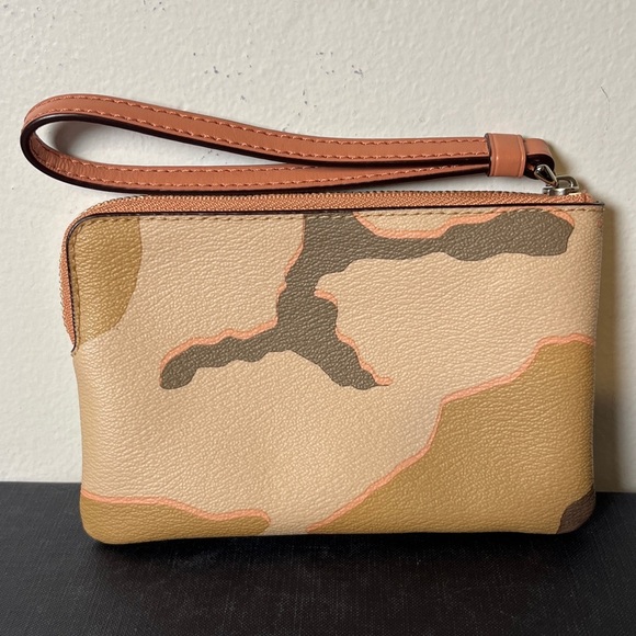 NWOT Coach Corner Zip Wristlet w Multicolor Wild Camo Print Army Girl - Picture 5 of 9